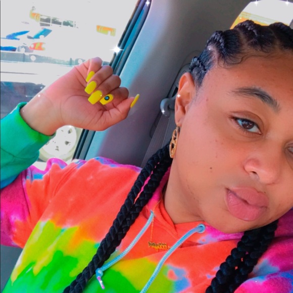 Meet your Posher, Nicole - Picture 1 of 1